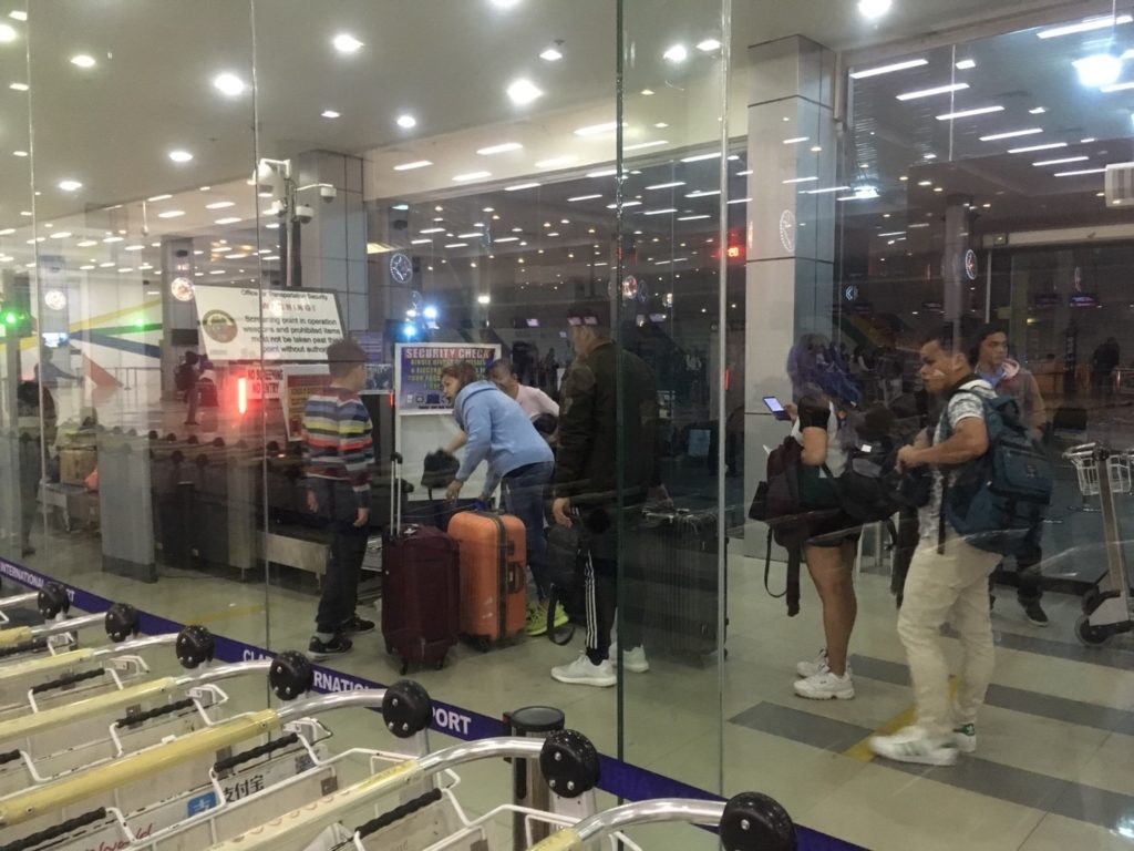 クラーク空港入り口のセキュリティ