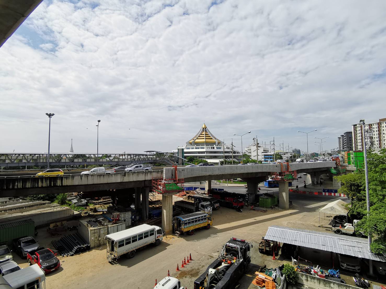 ワットプラシーマハタート駅(Wat Phra Sri Mahathat, N17)