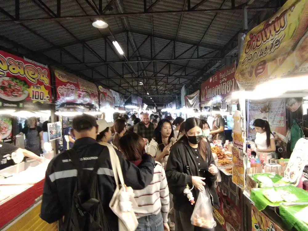 シーナカリンナイトマーケットの食品市場