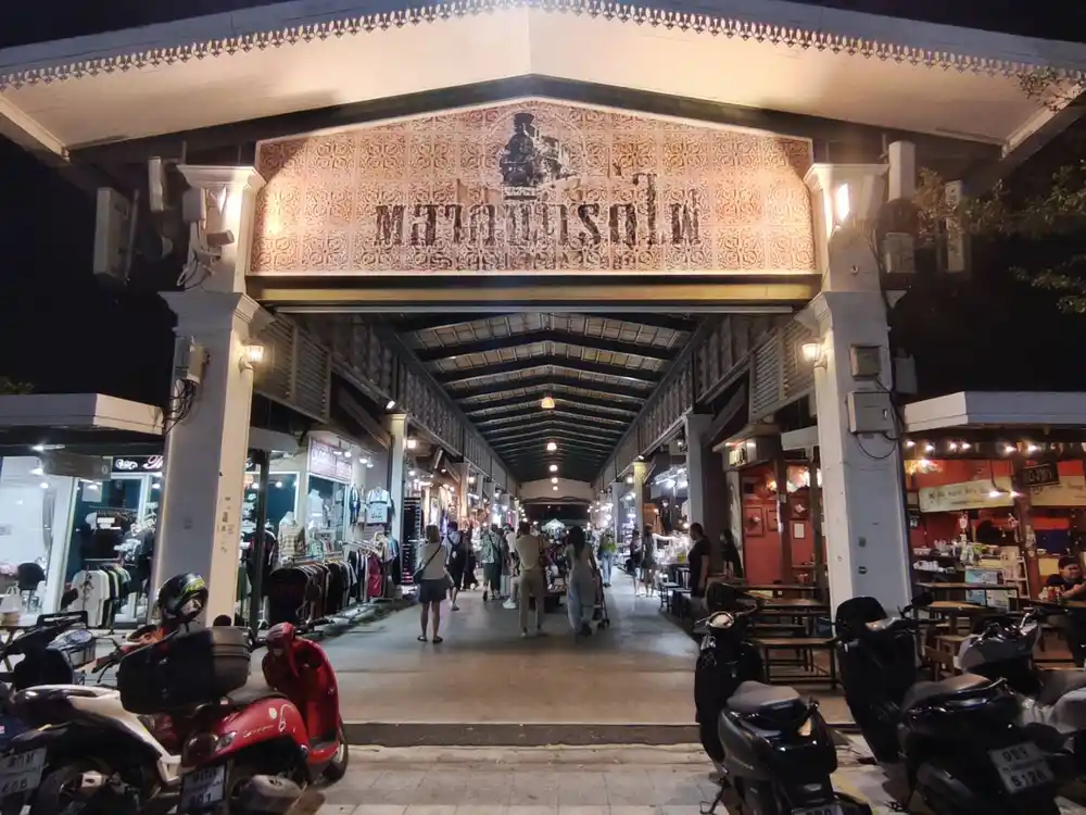 シーナカリンナイトマーケット入口