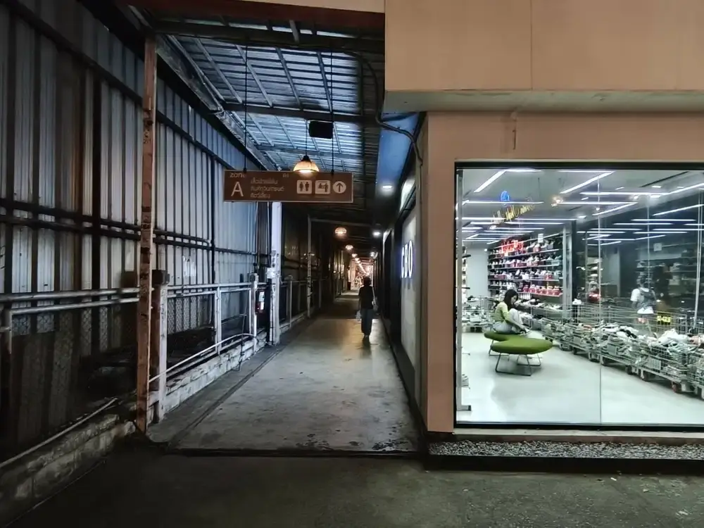 シーナカリンナイトマーケット入口