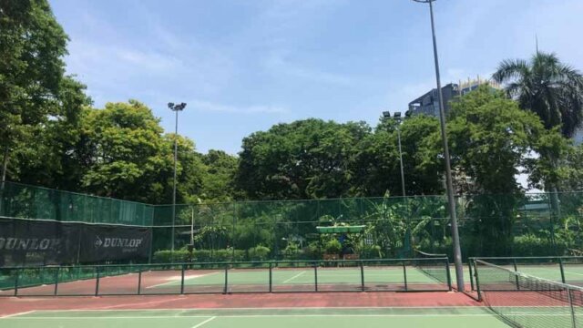 ルンピニー公園内のテニスコート