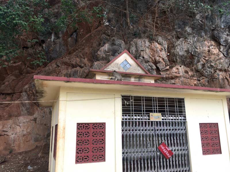 コーグン洞窟寺院