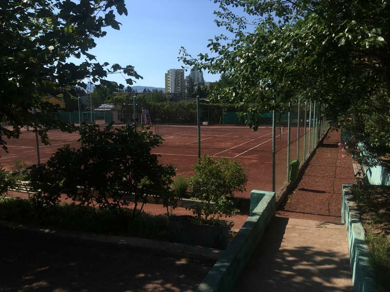 ゴチリゼ駅のテニスコート