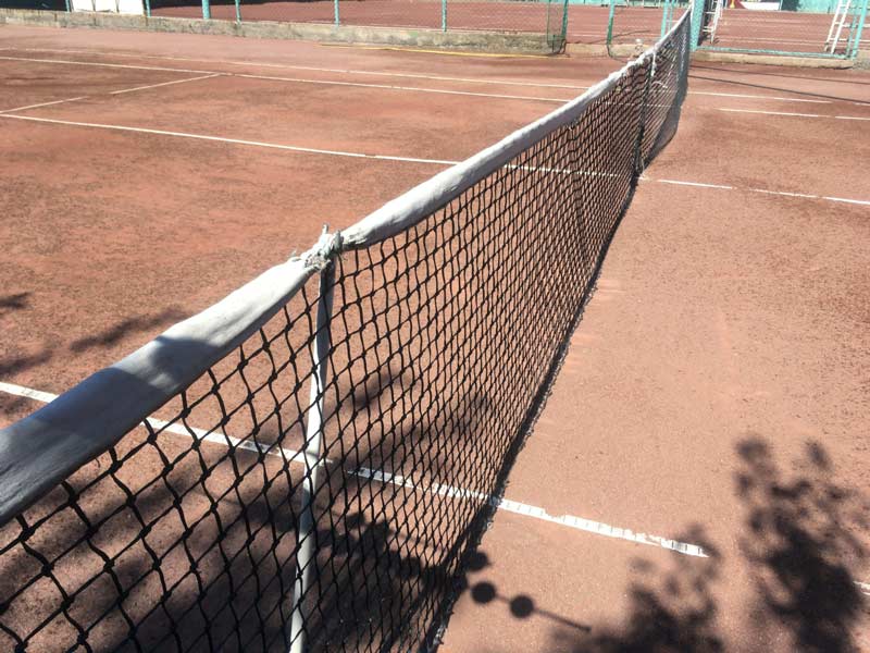 ゴチリゼ駅のテニスコート