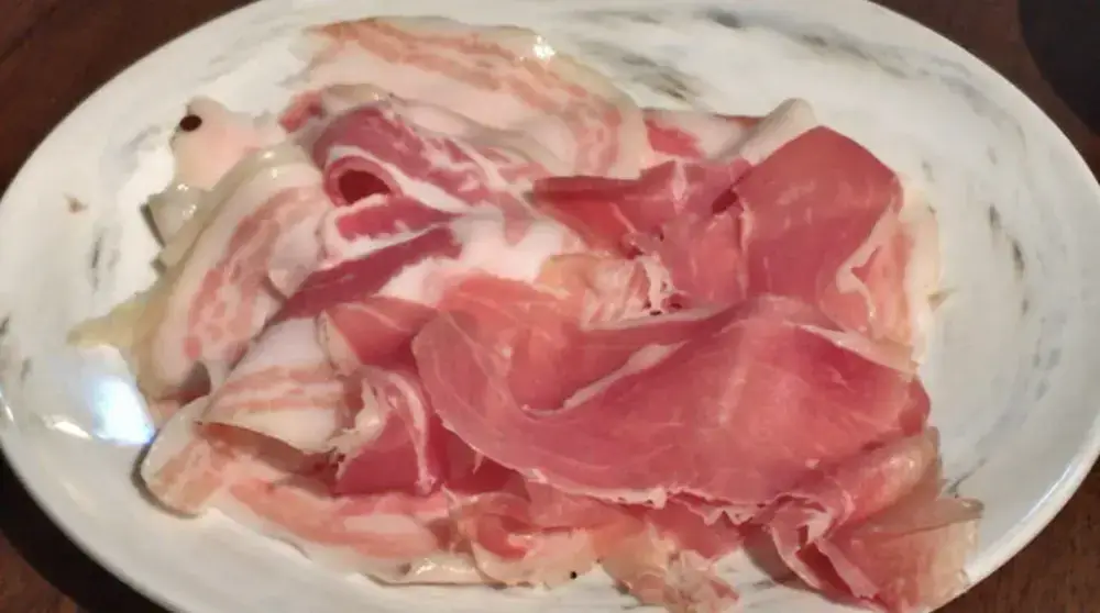 切りたてのパンチェッタ