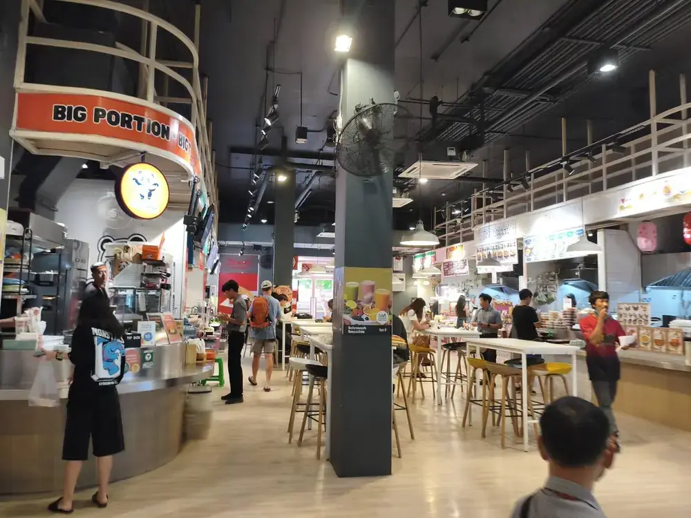 Habitoモールフードコート店内