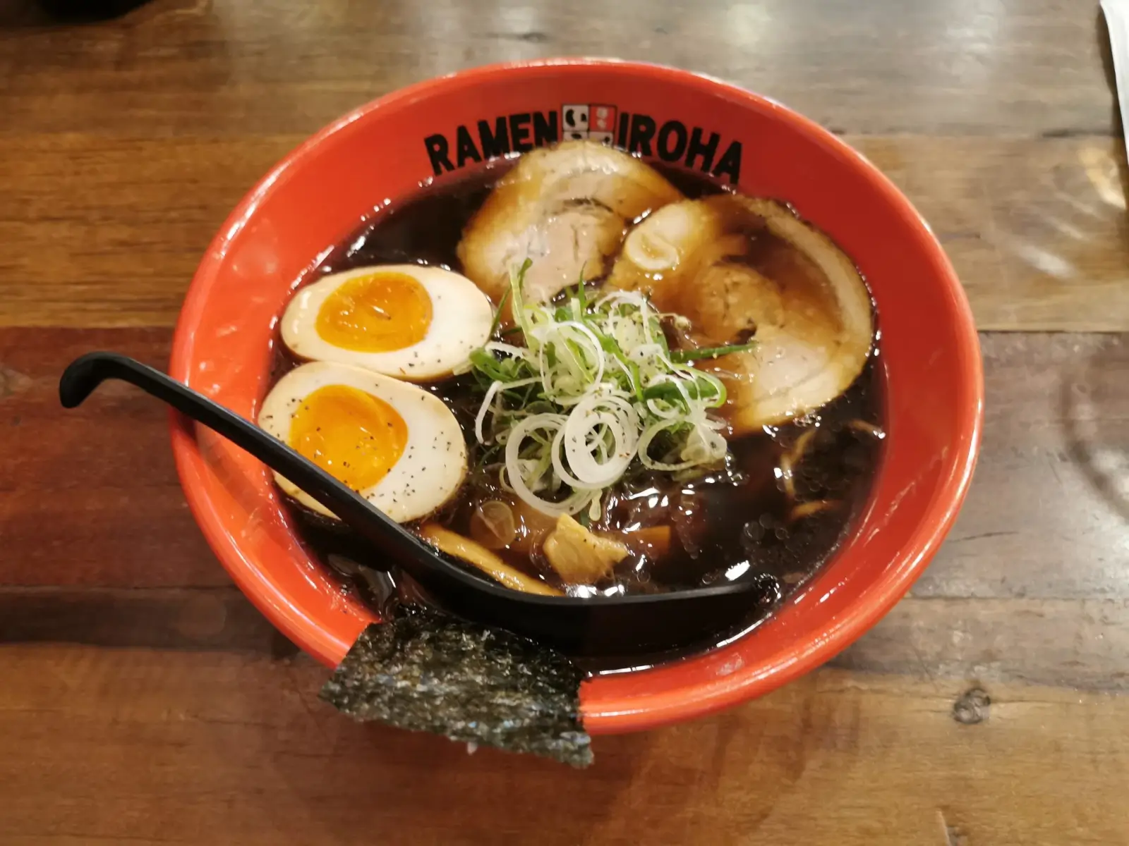 麺屋いろはのブラックラーメン