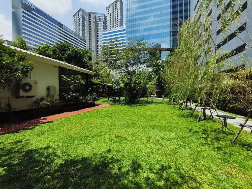 ウドムスックで人気のカフェ「The 66 Cottage」の大きな庭