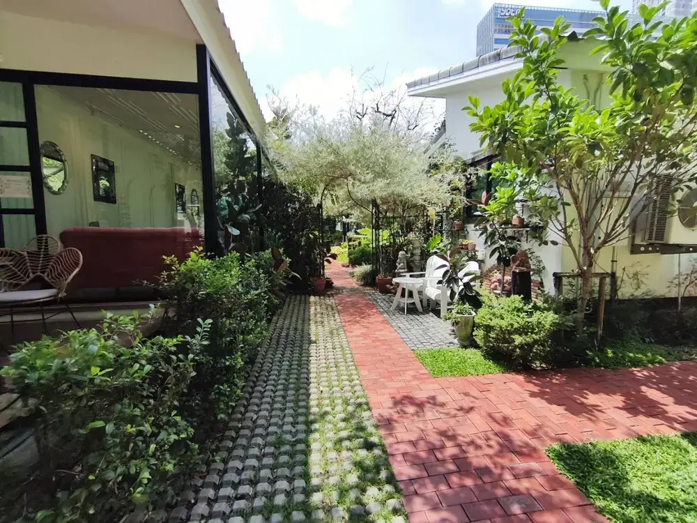 ウドムスックで人気のカフェ「The 66 Cottage」の庭