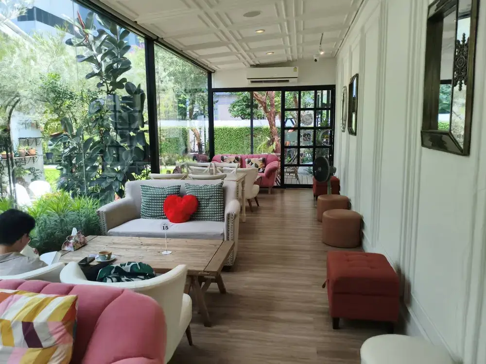 ウドムスックで人気のカフェ「The 66 Cottage」の店内