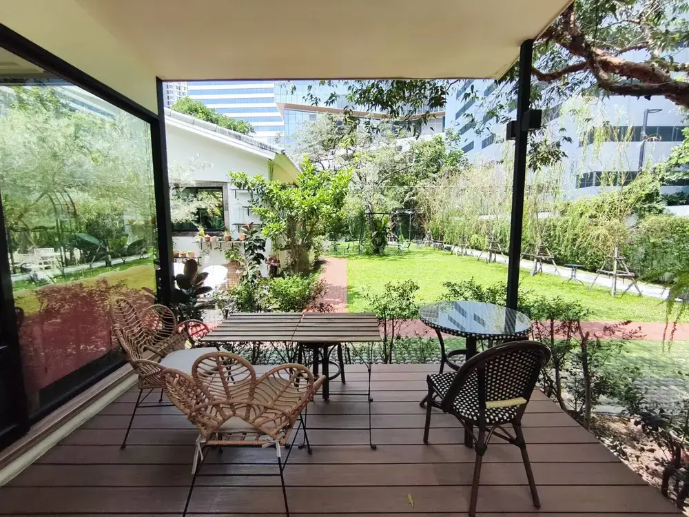 ウドムスックで人気のカフェ「The 66 Cottage」のガーデン席