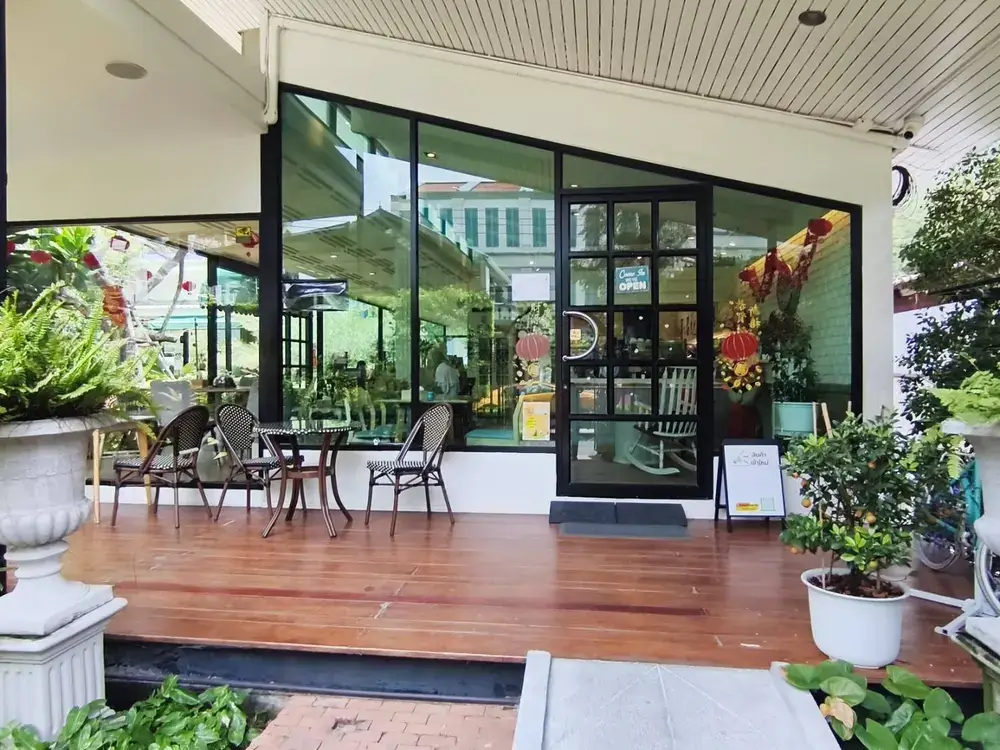 ウドムスックで人気のカフェ「The 66 Cottage」の店舗入口