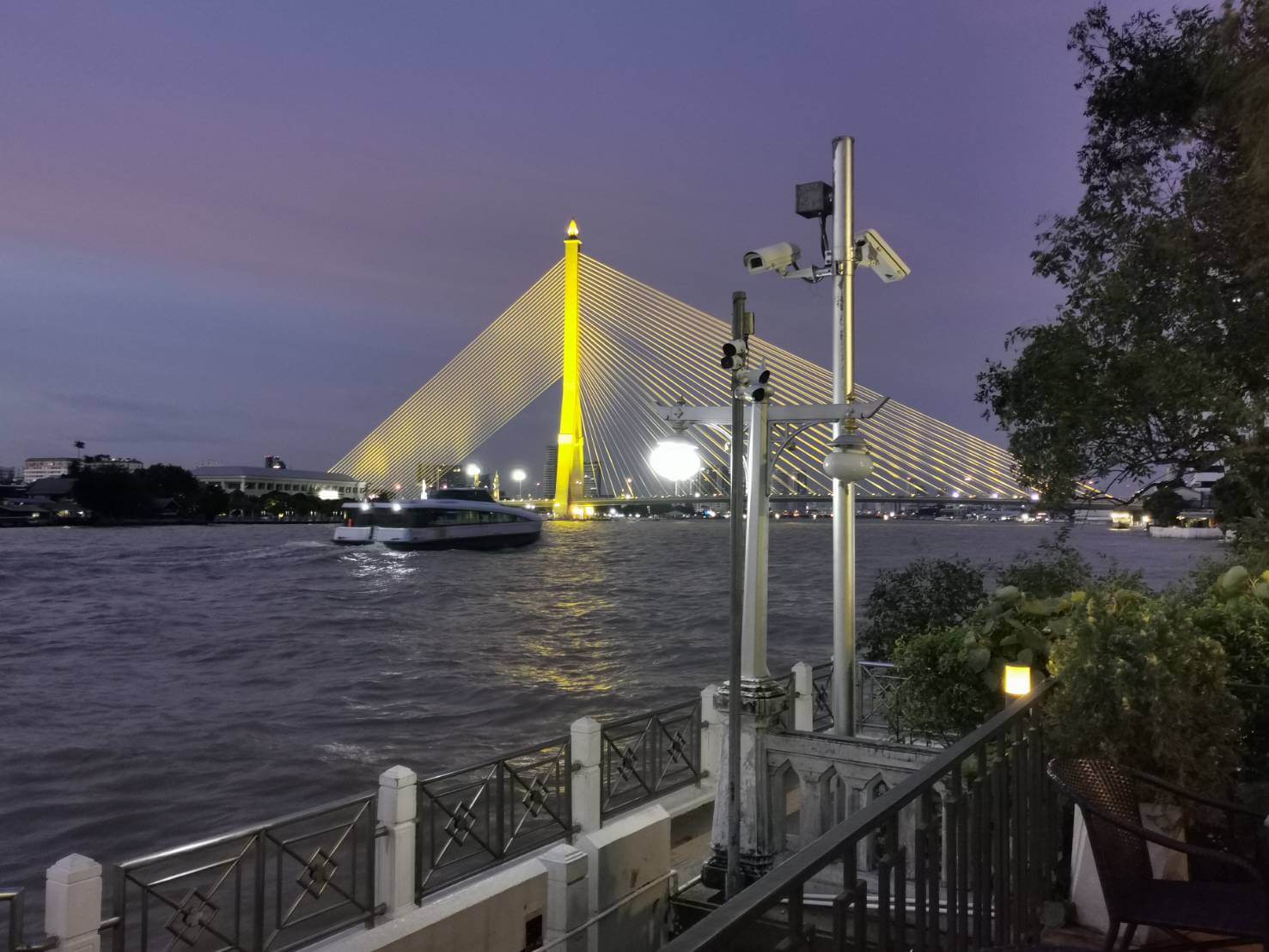 川沿いレストランから見る夜景