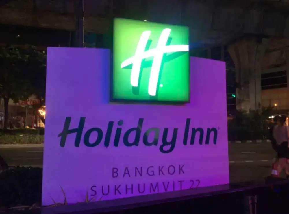 ホリデーインの看板