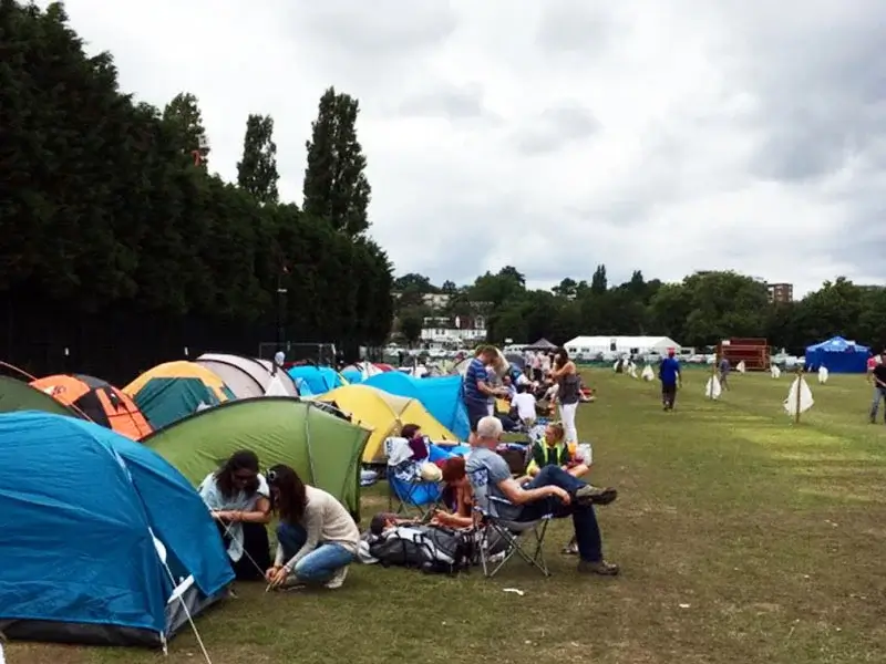 ウィンブルドンの当日券に並ぶ聴衆