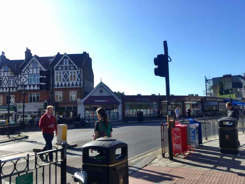 サウスフィールズ駅前の道路