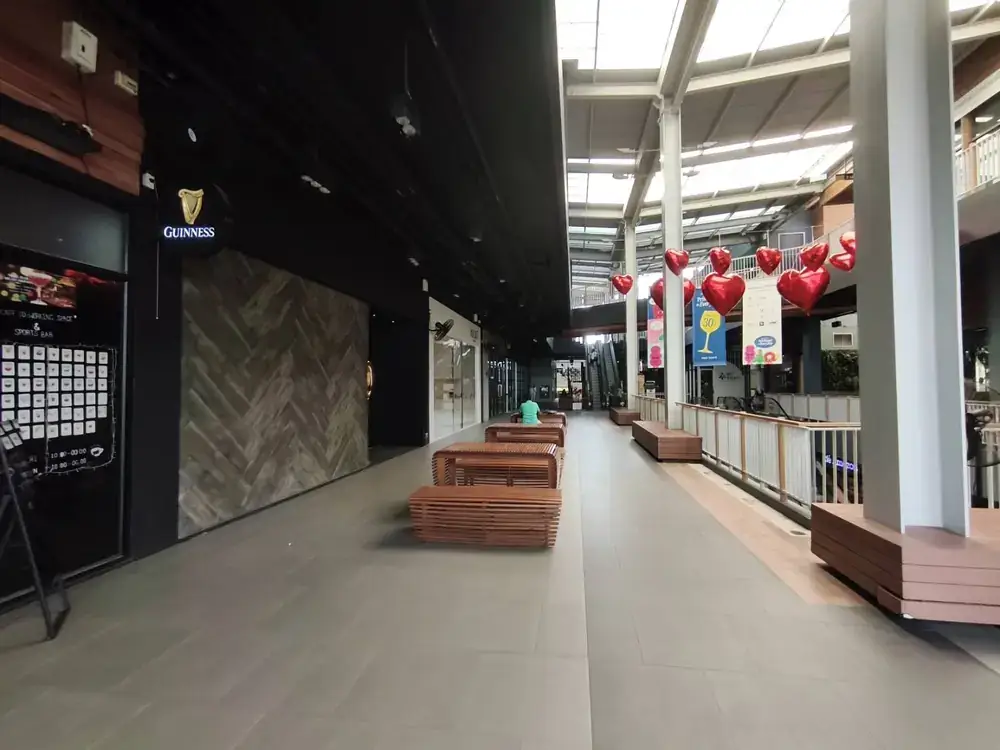 Habitoモール2階バーエリア