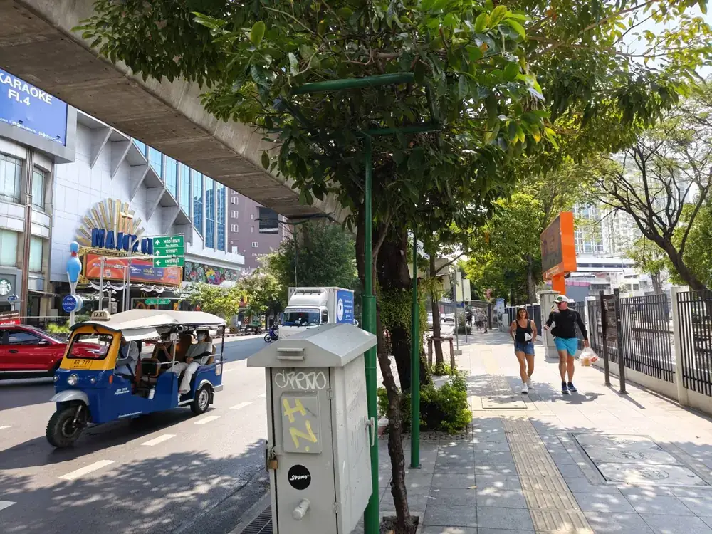 エカマイ駅からの歩道