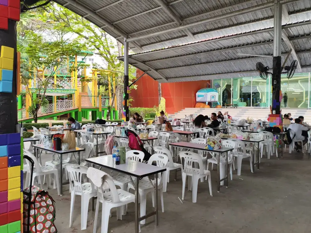 休憩エリアのテーブル