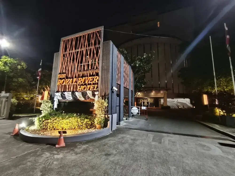 The royal river hotelの入口
