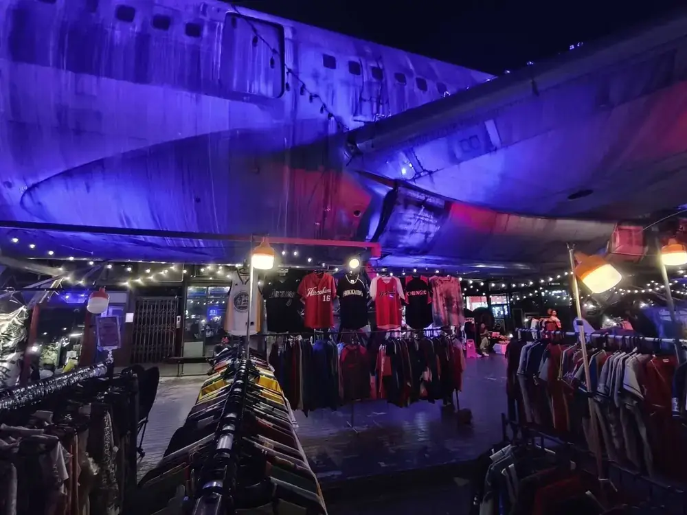 チャンチューイマーケットの飛行機