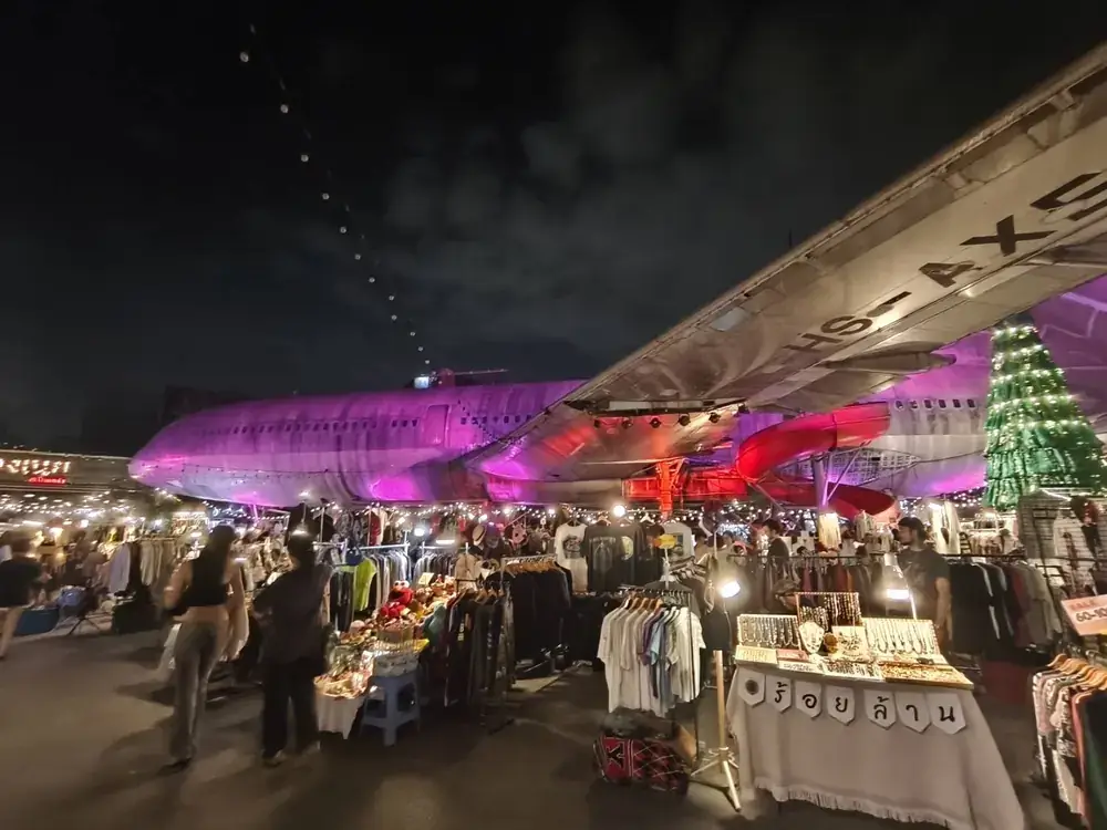 チャンチューイマーケットの飛行機