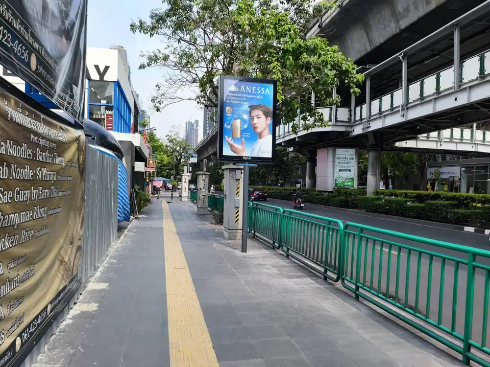 エカマイ駅から科学館までの歩道