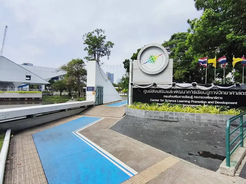 エカマイ駅から科学館までの歩道