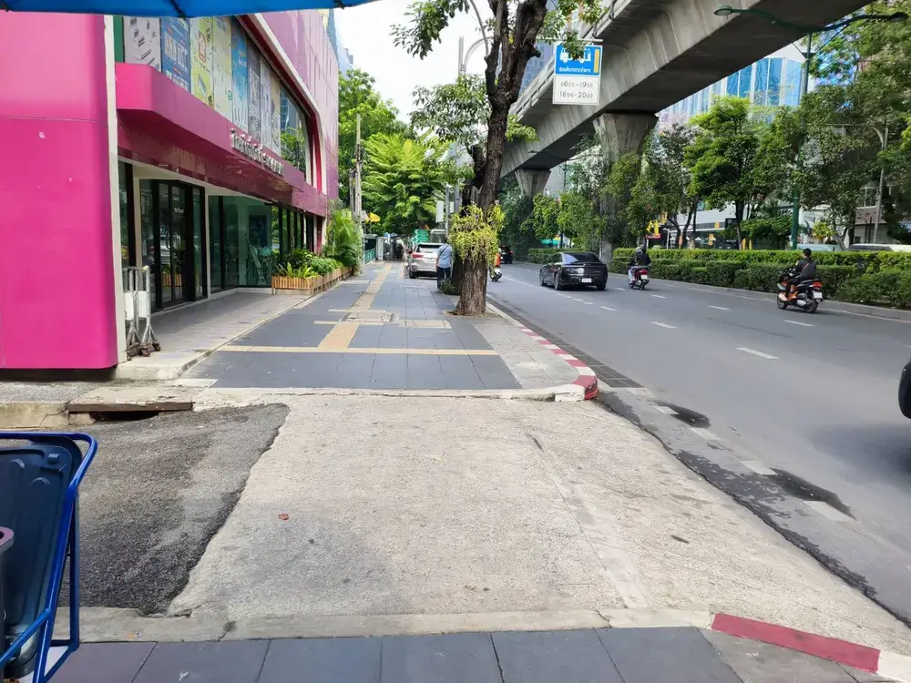 エカマイ駅から科学館までの歩道