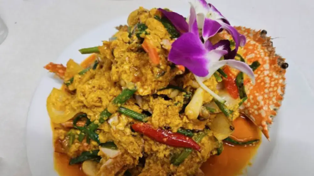 カオサンのジョークポーチャナーのプーパッポンカリー