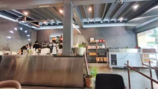 プロンポン駅近くのAroon Cafe店内