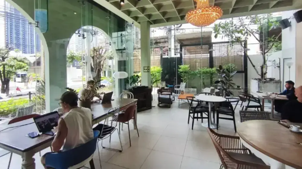 バンコクの作業カフェの様子