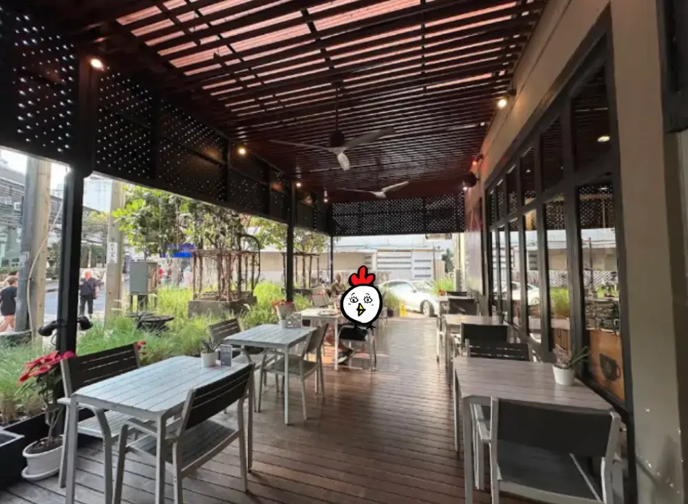 アソークのARTIS Coffeeのテラス席