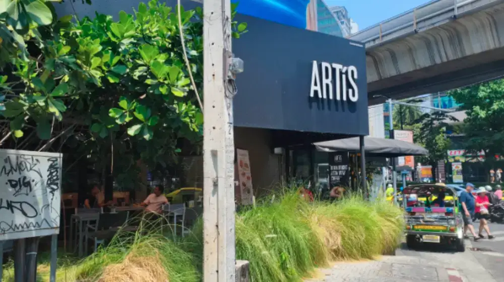 アソークの人気カフェ「ARTIS Coffee」
