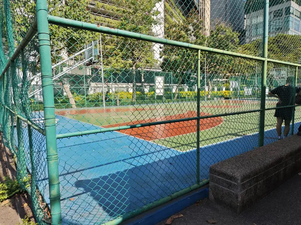 ベンチャシリ公園のバスケットコート