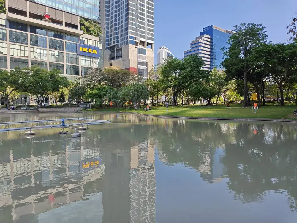 ベンチャシリ公園の大きな池