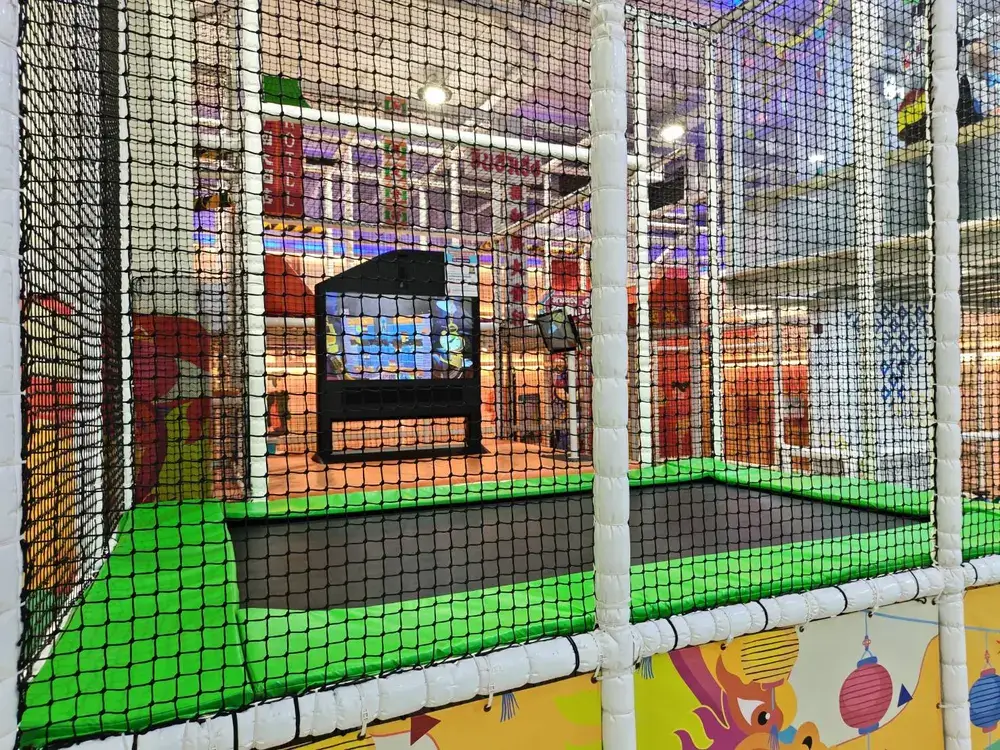 HarborLand Sindhorn Midtownのトランポリン