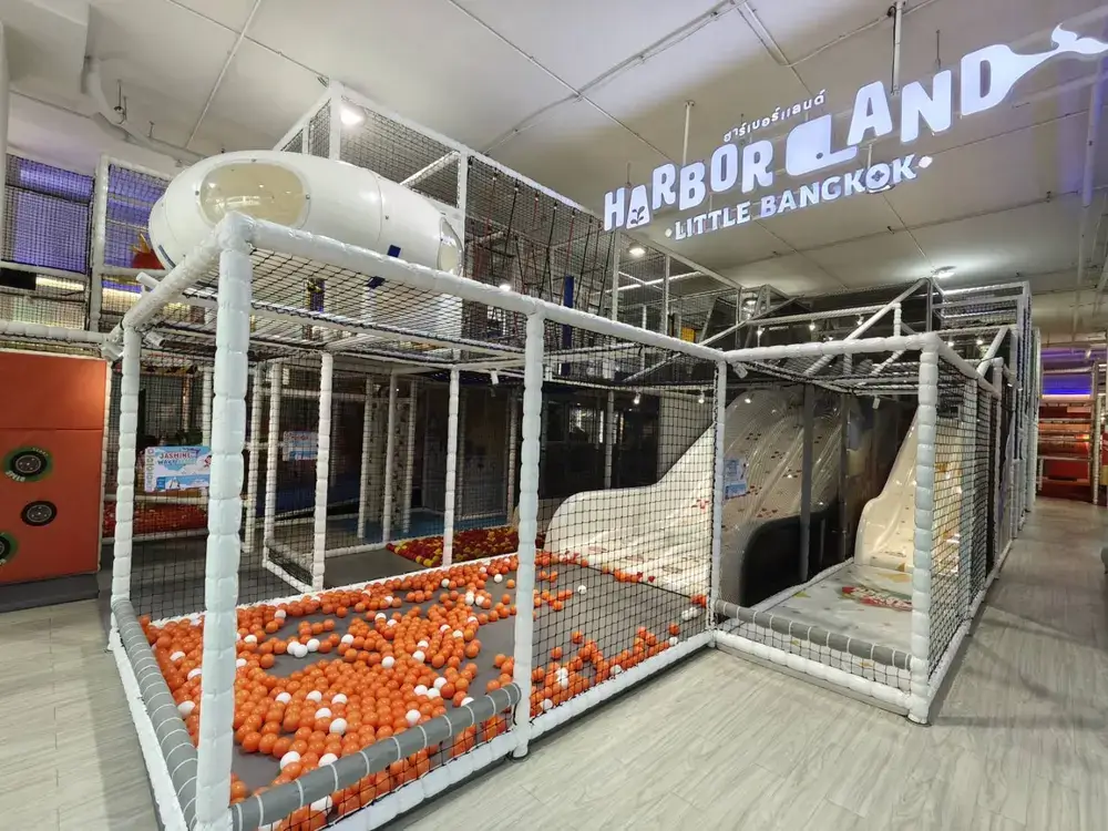 HarborLand Sindhorn Midtownの滑り台