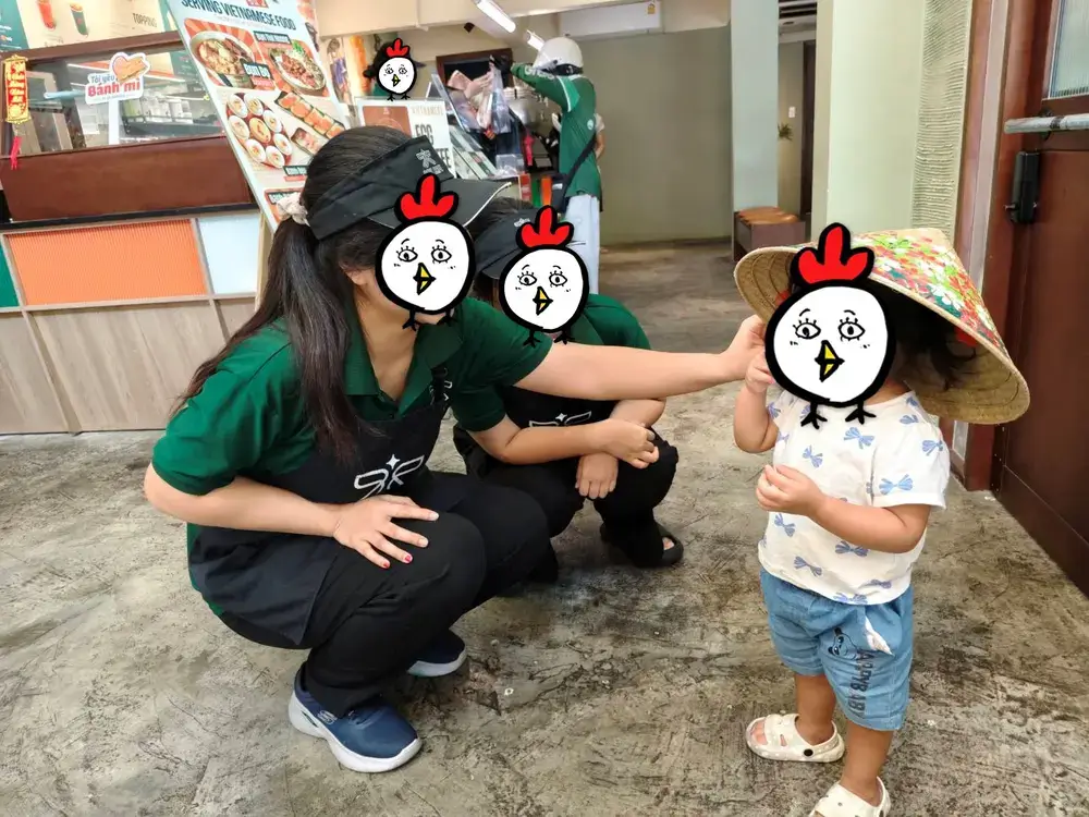 ベトナムの民芸品を触ることもできます