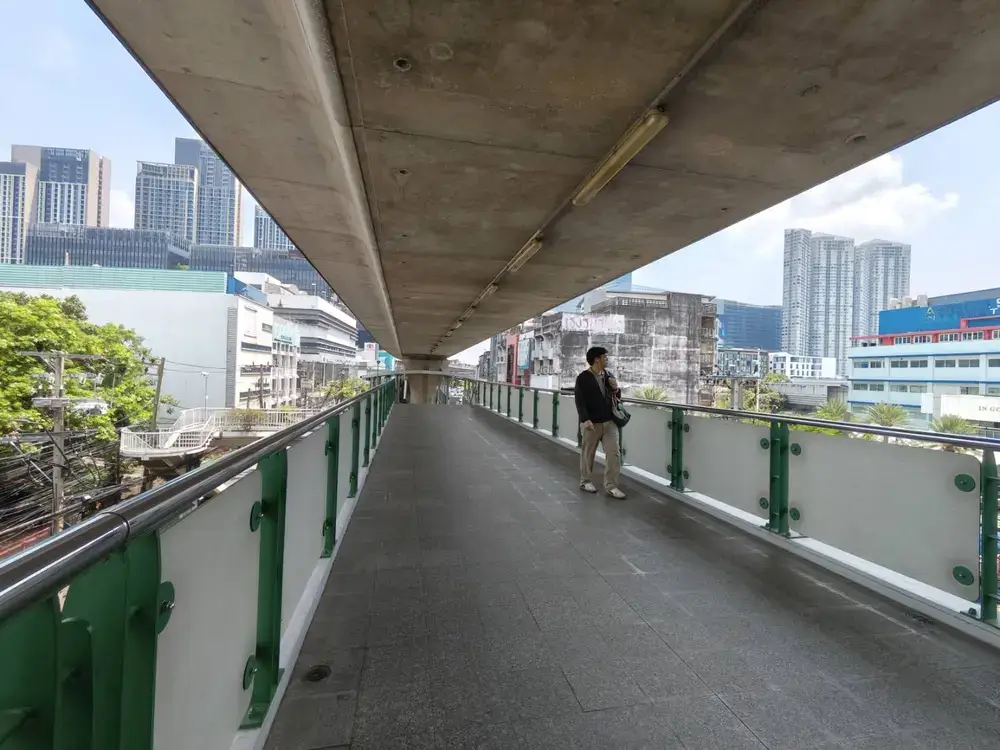 BTSプンナウィティ駅からトゥルーデジタルパークまでのスカイウォーク