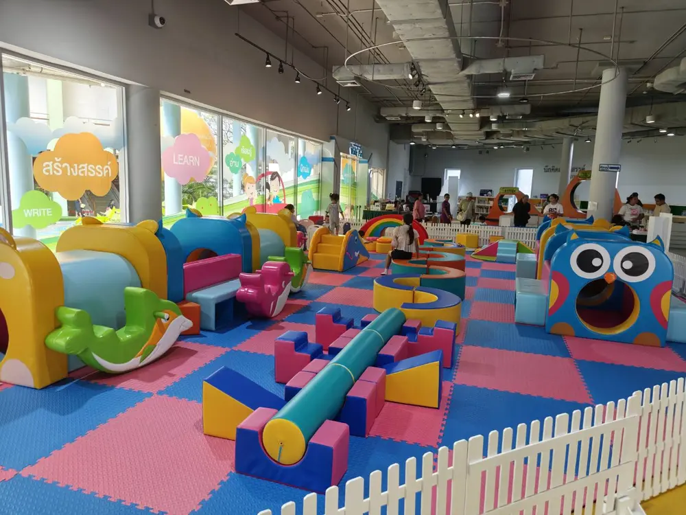 身長110cm以下限定の室内遊具エリア。柔らかいマットで安全な遊び場