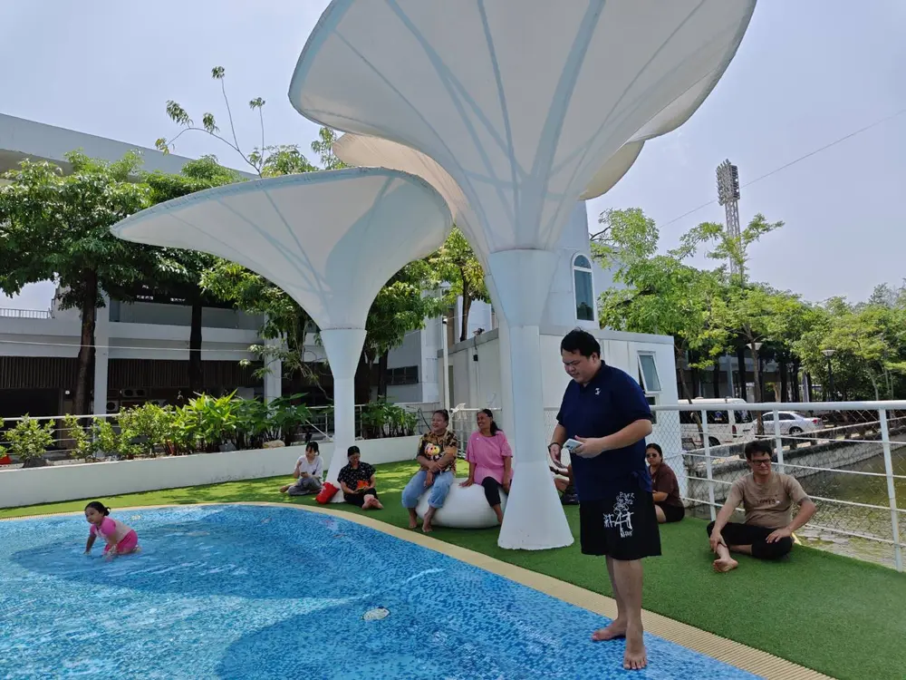 トゥンクル館の巨大な屋外水遊びエリア（ウォーターパーク）
