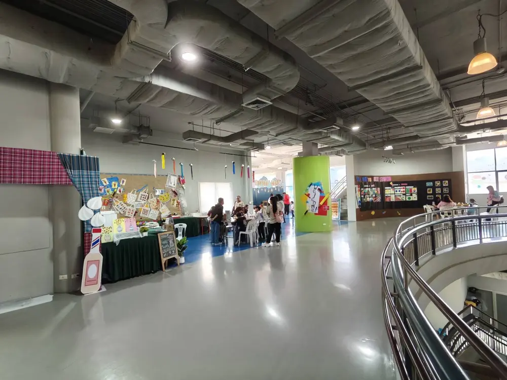 無料で体験できる子供向け料理教室や工作ワークショップの様子