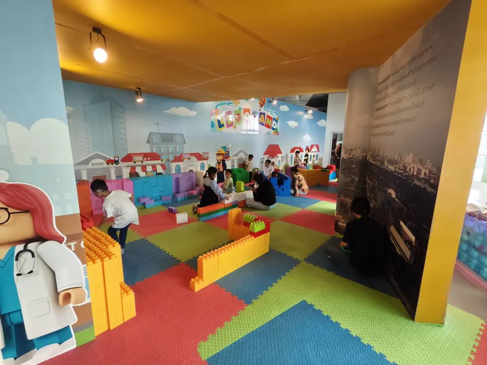 ROBLOXTOPIA（レゴパーク）でブロック遊びに熱中する子供たち