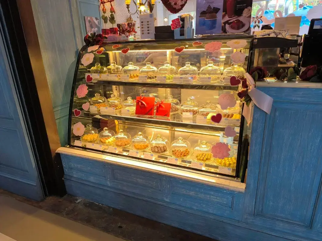 ケーキやチョコレートのショーケース