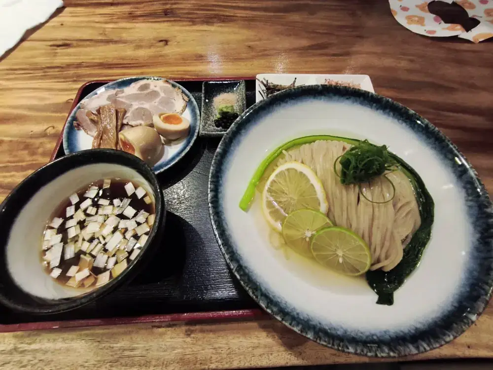 アソークのラーメン味彩（ajisai）の冷やしつけ蕎麦