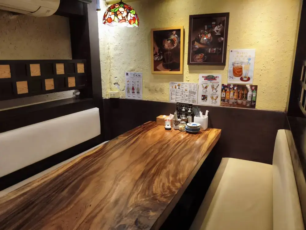 アソークのラーメン味彩（ajisai）のボックス席