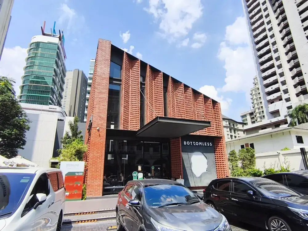 Bottomless Sukhumvit 33外観
