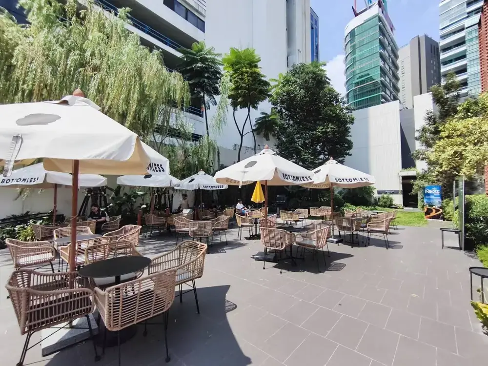 Bottomless Sukhumvit 33パティオ席